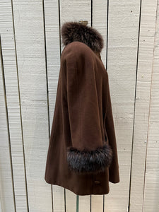 Vintage Rontex International for Eaton brown 100% wool swing coat with raccoon fur trim, button closures and two front pockets.

Made in Canada
Chest 50”