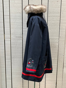 Vintage 80’s Grenfell Handicrafts navy blue northern parka with 100% cotton shell, wool lining,zipper closure,two patch pockets, fur trimmed hood and hand embroidered snowshoeing details.

Handmade in Canada
Chest 54”