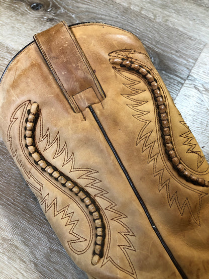 Kingspier Vintage - Tan cowboy boots with decorative stitching. Made in Mexico 

Size 6.5 Womens

The leather uppers have some wear and the soles are in excellent condition.