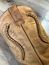 Load image into Gallery viewer, Kingspier Vintage - Tan cowboy boots with decorative stitching. Made in Mexico 

Size 6.5 Womens

The leather uppers have some wear and the soles are in excellent condition.
