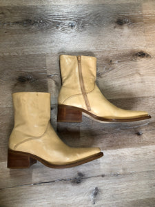 Kingspier Vintage - Baci leather cowboy style ankle boot in beige with 2” heel and side zipper. Made in Brazil.

Size 9 Womens

The leather uppers and soles are in great condition with some scuffing.
