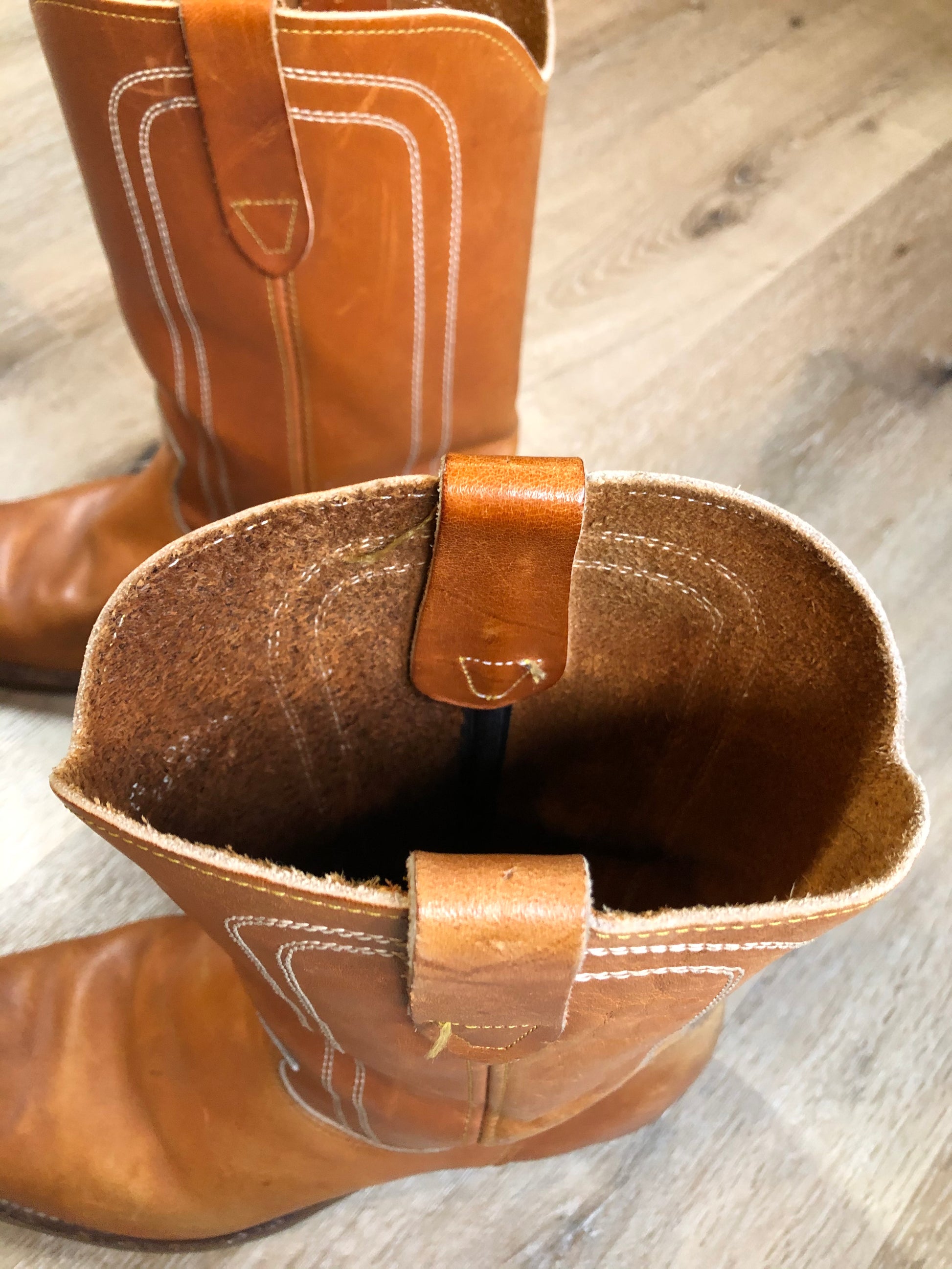 Kingspier Vintage - Vintage light brown cowboy boots with rounded toe and Goodyear welted sole.
 
Size 11 Mens wide , 

Some sun fading and scratches in the uppers, goodyear welted soles in excellent condition.