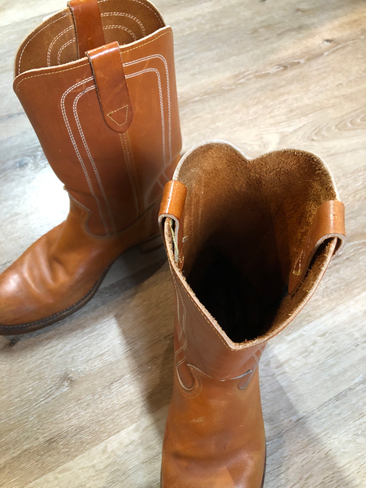 Kingspier Vintage - Vintage light brown cowboy boots with rounded toe and Goodyear welted sole.
 
Size 11 Mens wide , 

Some sun fading and scratches in the uppers, goodyear welted soles in excellent condition.