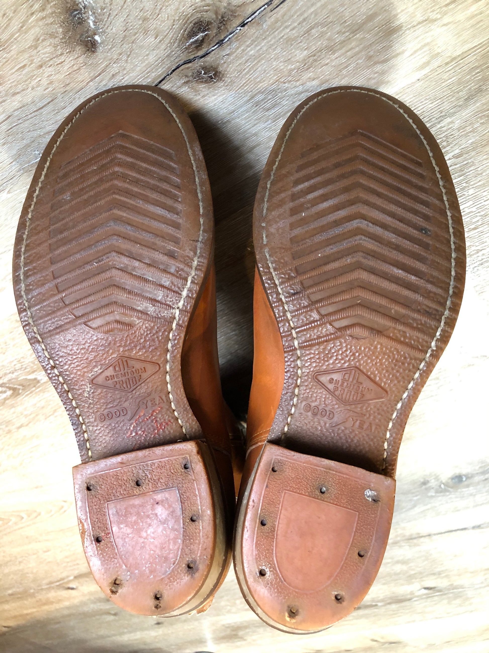 Kingspier Vintage - Vintage light brown cowboy boots with rounded toe and Goodyear welted sole.
 
Size 11 Mens wide , 

Some sun fading and scratches in the uppers, goodyear welted soles in excellent condition.