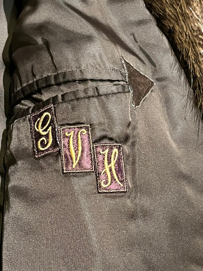 Vintage beaver felt fur coat with leather buttons, two front pockets, one inside pockets, a satin lining and a GVH monogram.

Chest 44”