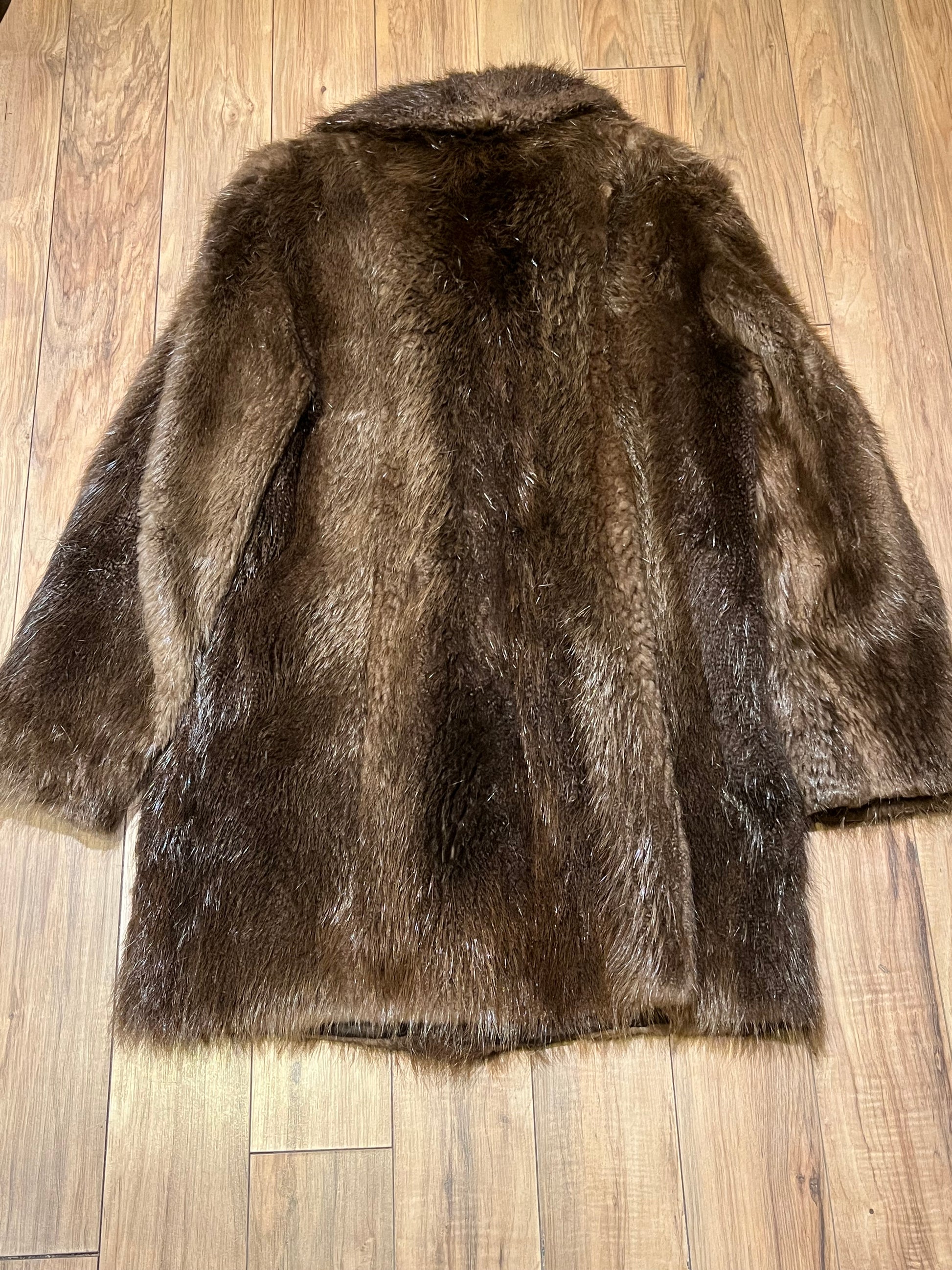 Vintage beaver felt fur coat with leather buttons, two front pockets, one inside pockets, a satin lining and a GVH monogram.

Chest 44”