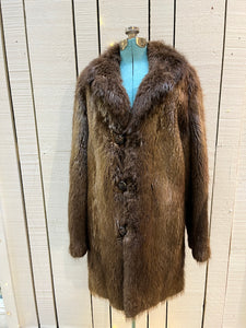 Vintage beaver felt fur coat with leather buttons, two front pockets, one inside pockets, a satin lining and a GVH monogram.

Chest 44”