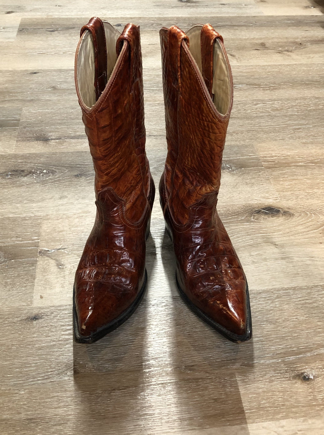 Kingspier Vintage - Rogers reptile skin cowboy boots with pointed toe and leather soles.

Size 6 Mens

The uppers and soles are in good condition with some overall wear.