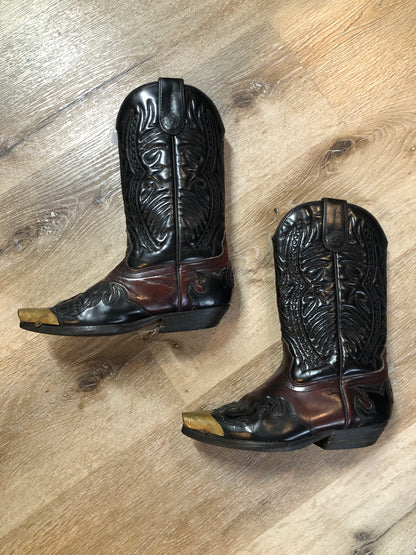 Kingspier Vintage - Vintage 80’s Aldo cowboy boots in black and dark brown with decorative stitching and gold pointed toe.

Size 6 Womens

The uppers and soles are in great condition with some minor wear.