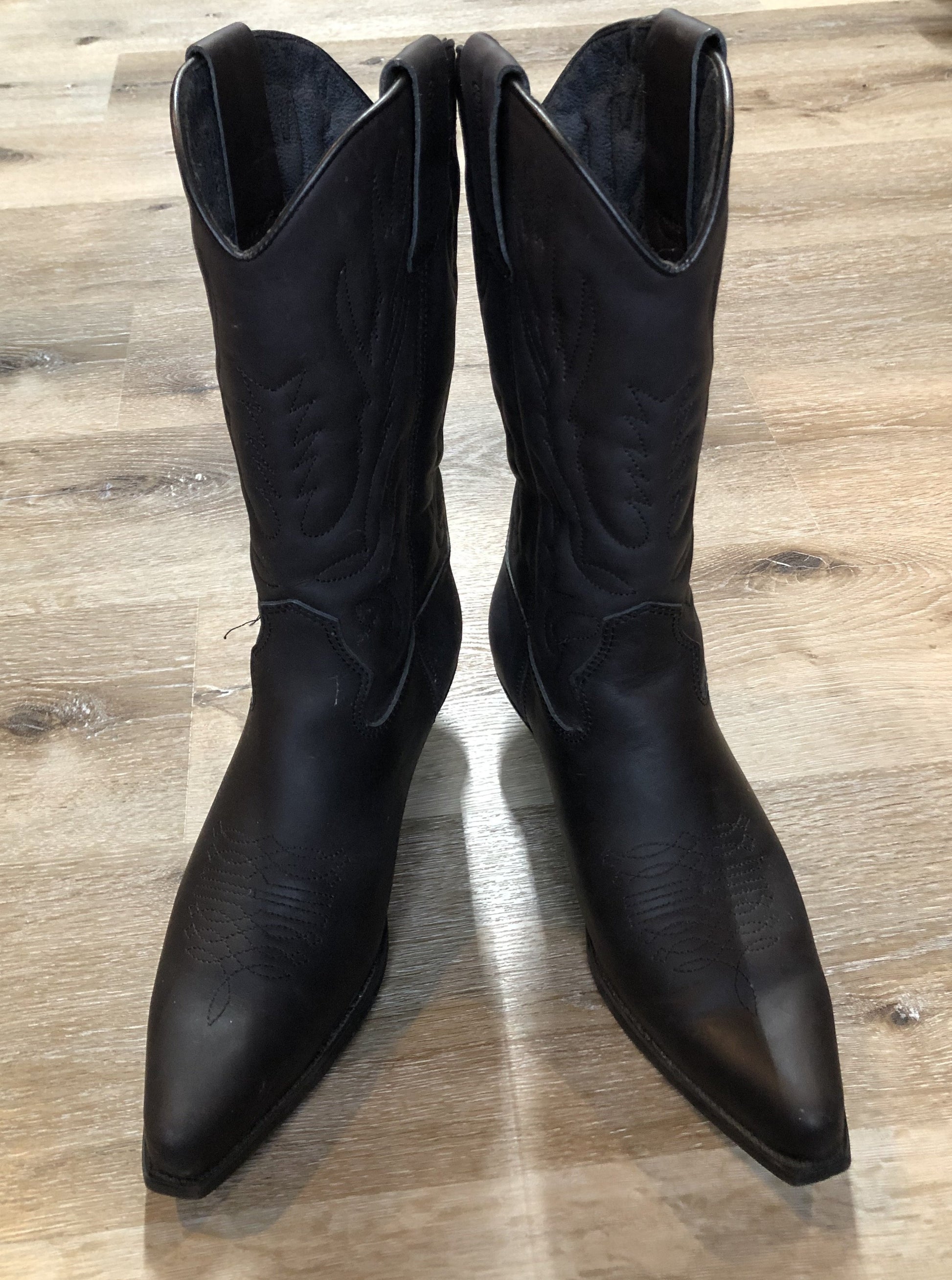 Kingspier Vintage - Commanchero black cowboy boots with decorative stitching, a pointed toe and a leather sole.

Size 44 Mens

The uppers and soles are in excellent condition.