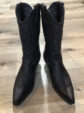 Load image into Gallery viewer, Kingspier Vintage - Commanchero black cowboy boots with decorative stitching, a pointed toe and a leather sole.

Size 44 Mens

The uppers and soles are in excellent condition.
