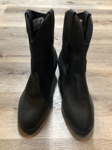 Kingspier Vintage - Vintage Kodiak short black cowboy boots with rounded toe, Made in Canada.

Size 11

The uppers and soles are in excellent condition, NWT.