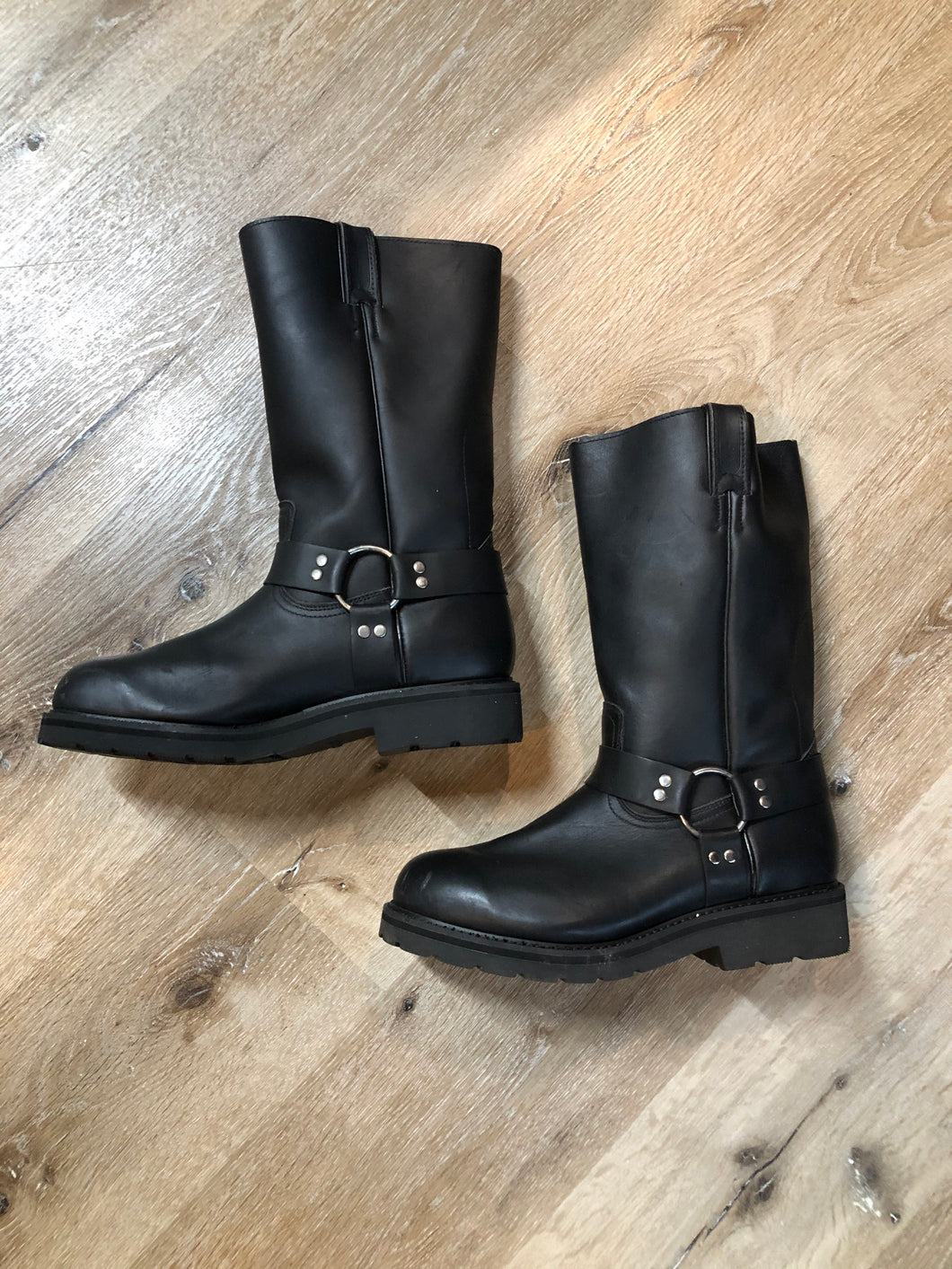 Kingspier Vintage - Boulet black motorcycle boots with harness strap and rounded toe. Made in Canada.

Size 9 Mens 

The uppers and soles are in excellent condition.