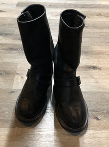 Kingspier Vintage - Harley Davidson black motorcycle boots with harness detail and large Harley Davidson and bald eagle emblem on each outer side of the boot. Boots are in good condition with some over all wear.