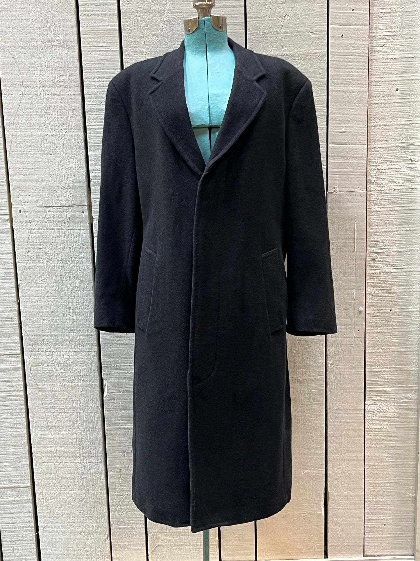 Vintage 90’s/ early 00’s Weather Report black long wool blend coat (70% wool/ 20% polyester/ 10% cashmere) with button closures and two front pockets.

Size 40 Short