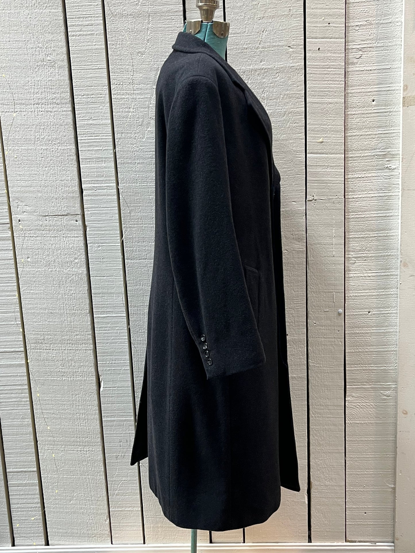 Vintage 90’s/ early 00’s Weather Report black long wool blend coat (70% wool/ 20% polyester/ 10% cashmere) with button closures and two front pockets.

Size 40 Short