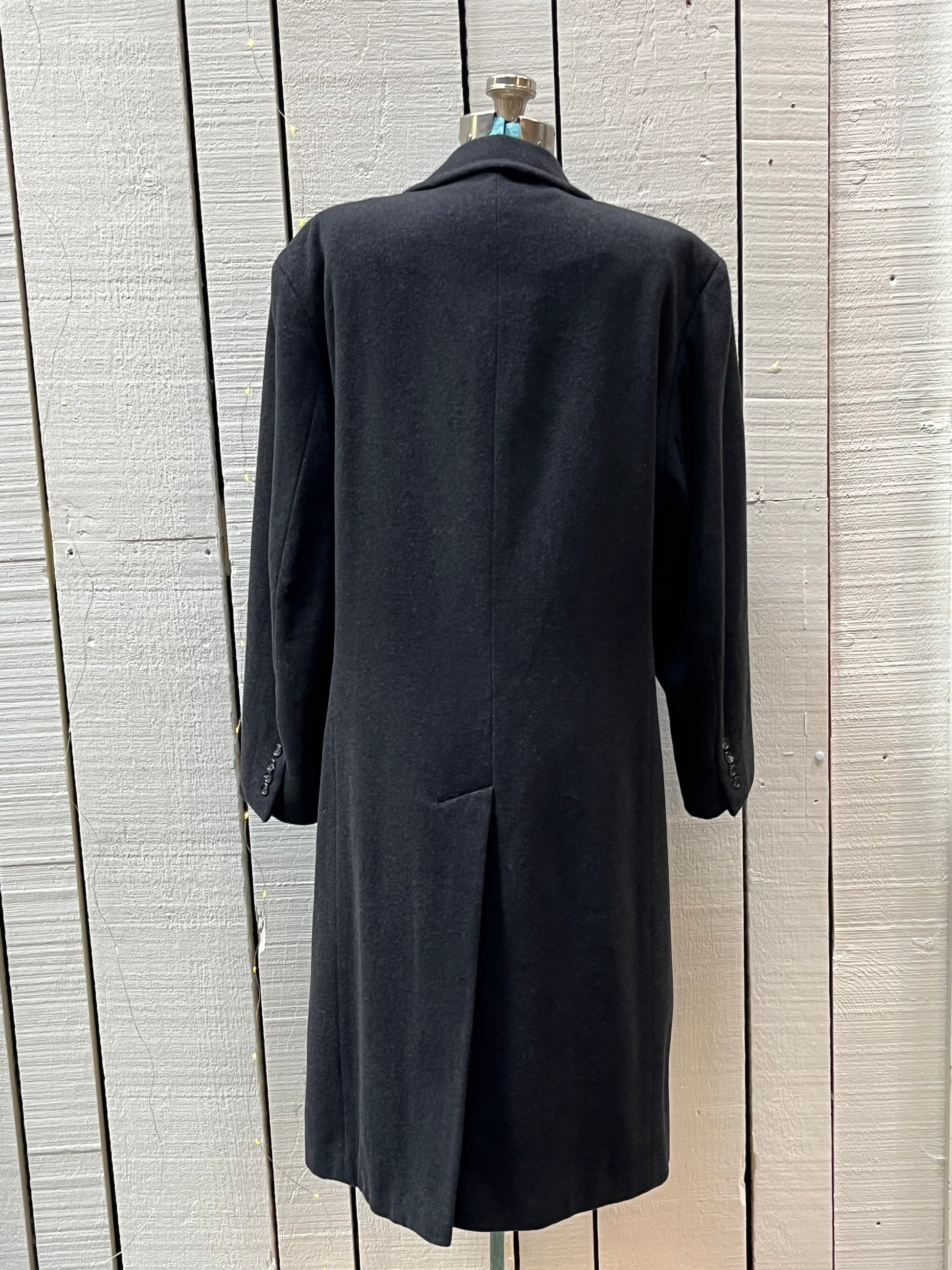 Vintage 90’s/ early 00’s Weather Report black long wool blend coat (70% wool/ 20% polyester/ 10% cashmere) with button closures and two front pockets.

Size 40 Short