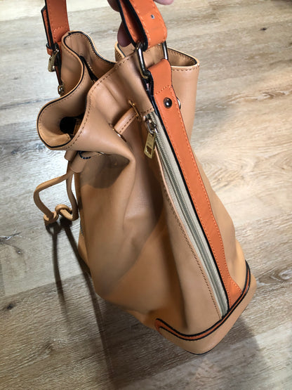 Kingspier Vintage - KGB Orange and peach leather bucket bag with drawstring top closure, adjustable strap and side zip pockets.

Length - 11.5”
Width - .5.5”
Height - 13.5”
Strap - 32” - 29”

This purse is in great condition with some wear in the strap.