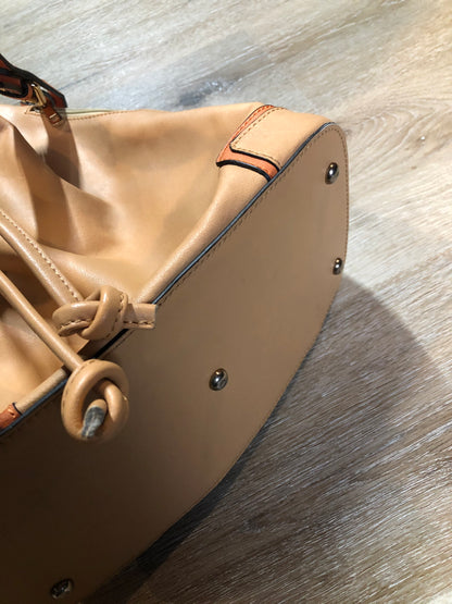 Kingspier Vintage - KGB Orange and peach leather bucket bag with drawstring top closure, adjustable strap and side zip pockets.

Length - 11.5”
Width - .5.5”
Height - 13.5”
Strap - 32” - 29”

This purse is in great condition with some wear in the strap.