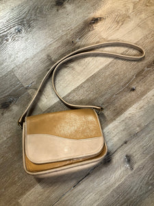 Kingspier Vintage - Mikelly leather crossbody bag in tan and beige colour blocking with zip pocket on the inside and leather lining.

Length - 10”
Width - .3”
Height - 6”
Satrap - 49.5”

This purse is in excellent condition.
