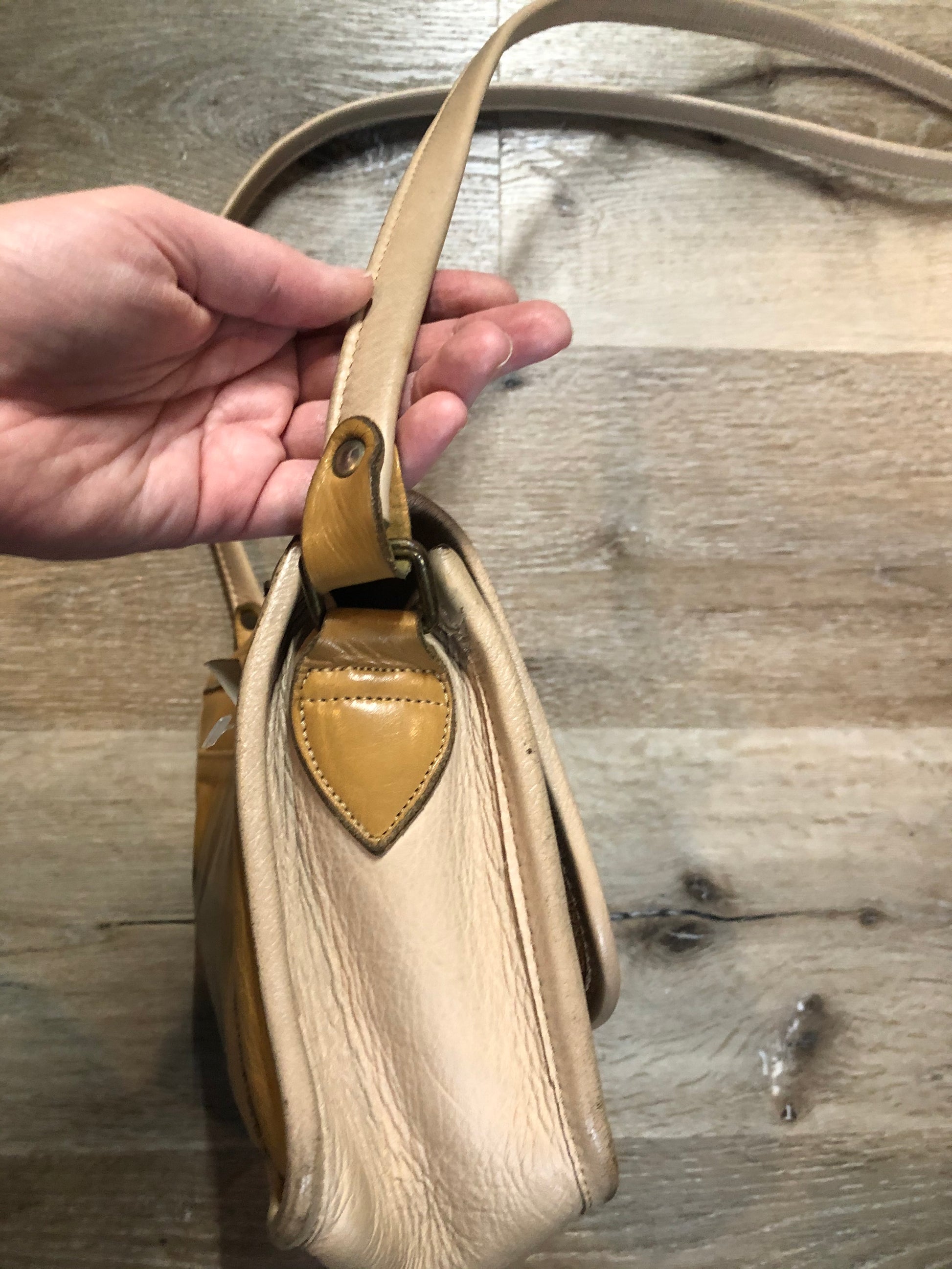 Kingspier Vintage - Mikelly leather crossbody bag in tan and beige colour blocking with zip pocket on the inside and leather lining.

Length - 10”
Width - .3”
Height - 6”
Satrap - 49.5”

This purse is in excellent condition.