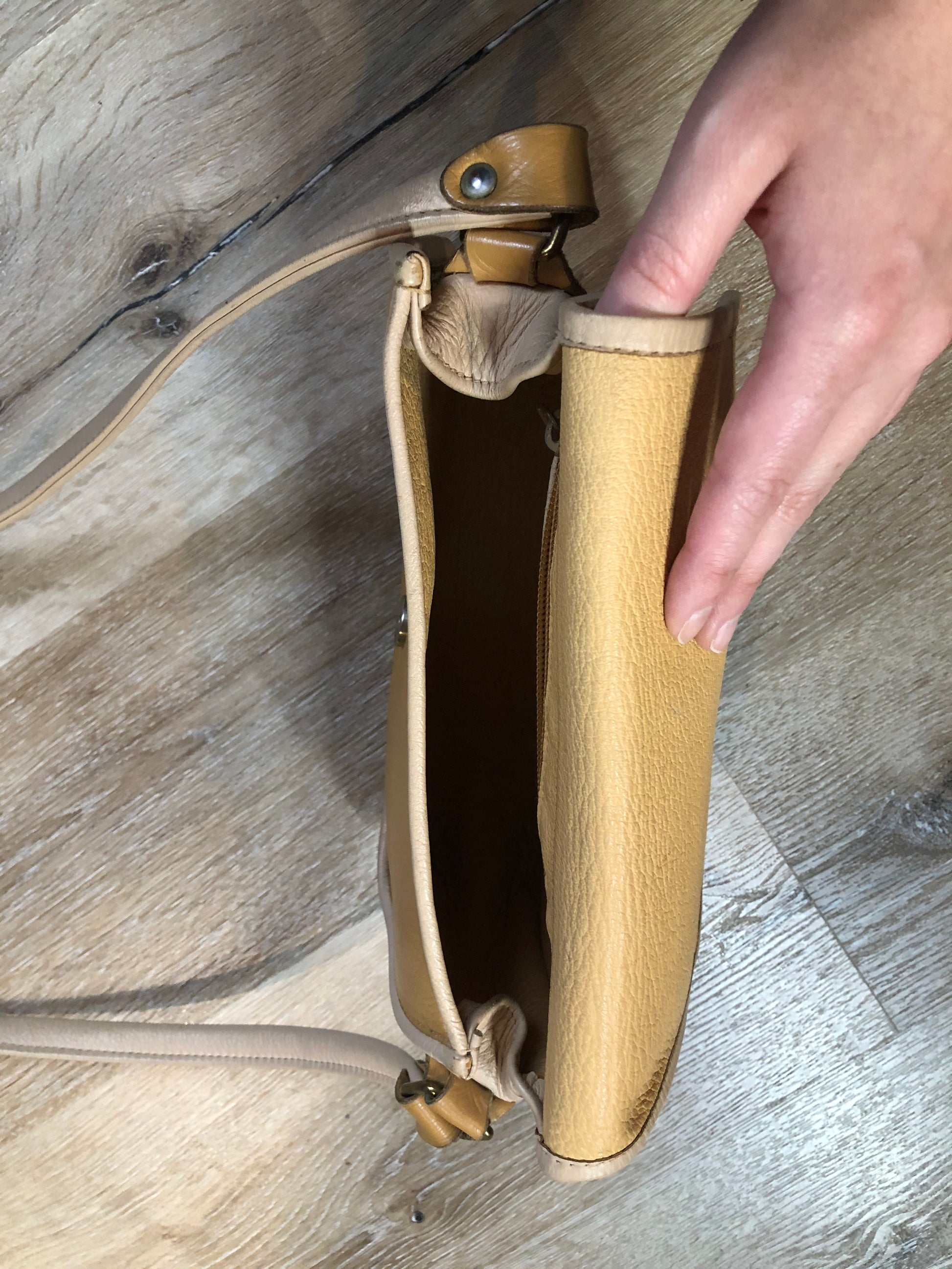 Kingspier Vintage - Mikelly leather crossbody bag in tan and beige colour blocking with zip pocket on the inside and leather lining.

Length - 10”
Width - .3”
Height - 6”
Satrap - 49.5”

This purse is in excellent condition.