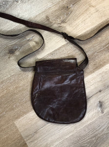 Kingspier Vintage - Asymmetrical brown leather crossbody bag with front magnetic snap closure, one large compartment with small zip pocket inside 

Length - 9.5”
Width - ..5”
Height - 10”
Strap - 49” - 57”

This purse is in excellent condition.