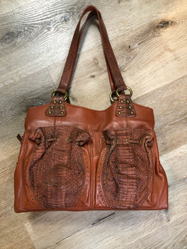 Kingspier Vintage - Chi sienna brown lambskin handbag with snakeskin trim, three inside compartments, middle compartment has phone holder, pen holders and money clip

Length - 13”
Width - .7”
Height - 9.5”
Strap - 19”

This purse is in excellent condition.