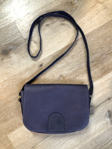 Kingspier Vintage - Purple leather crossbody bag with snap front closure and leather lining.

Length - 9”
Width - .2”
Height - 6”
Step - 51”

This purse is in great condition with some minor wear.