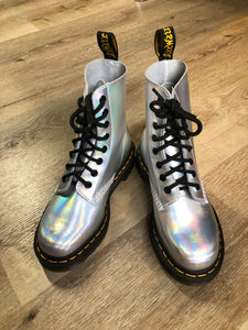 Kingspier Vintage - Doc Martens 1460 Original 8 eyelet boot in holographic silver with smoother leather upper and iconic airwair sole.

Size 5 womens

*Boots are in excellent condition, NWOT.