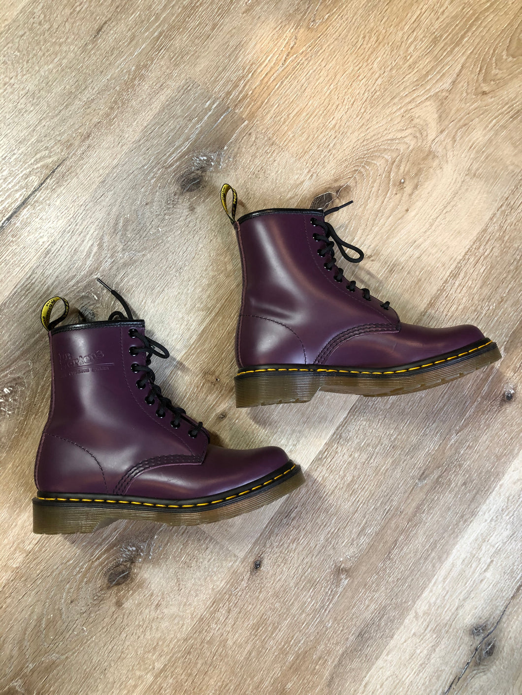 Kingspier Vintage - Doc Martens 1460 Original 8 eyelet boot in purple with smoother leather upper and iconic airwair sole.


Size 6 womens

*Boots are in excellent condition, NWOT.