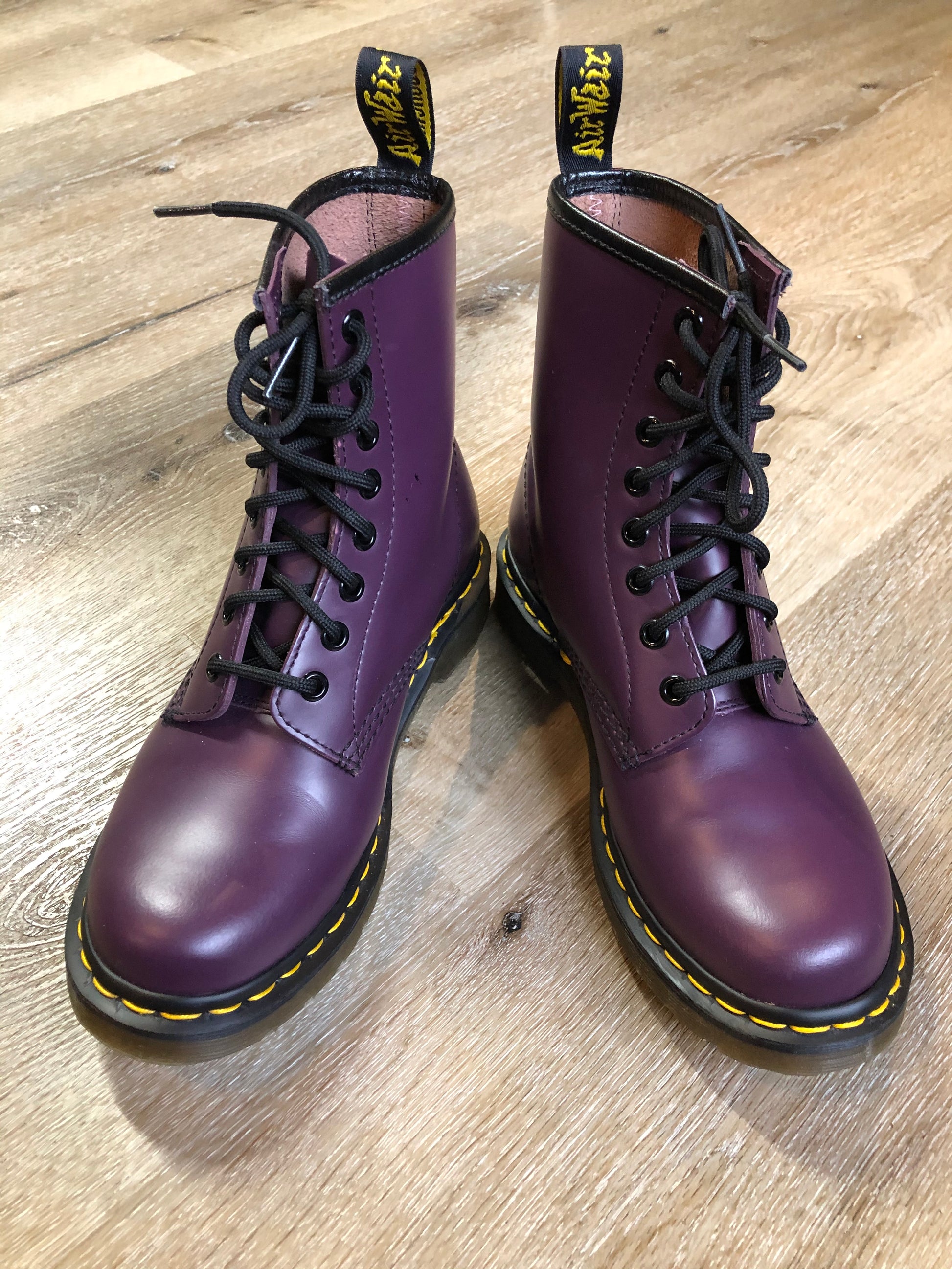 Kingspier Vintage - Doc Martens 1460 Original 8 eyelet boot in purple with smoother leather upper and iconic airwair sole.


Size 6 womens

*Boots are in excellent condition, NWOT.