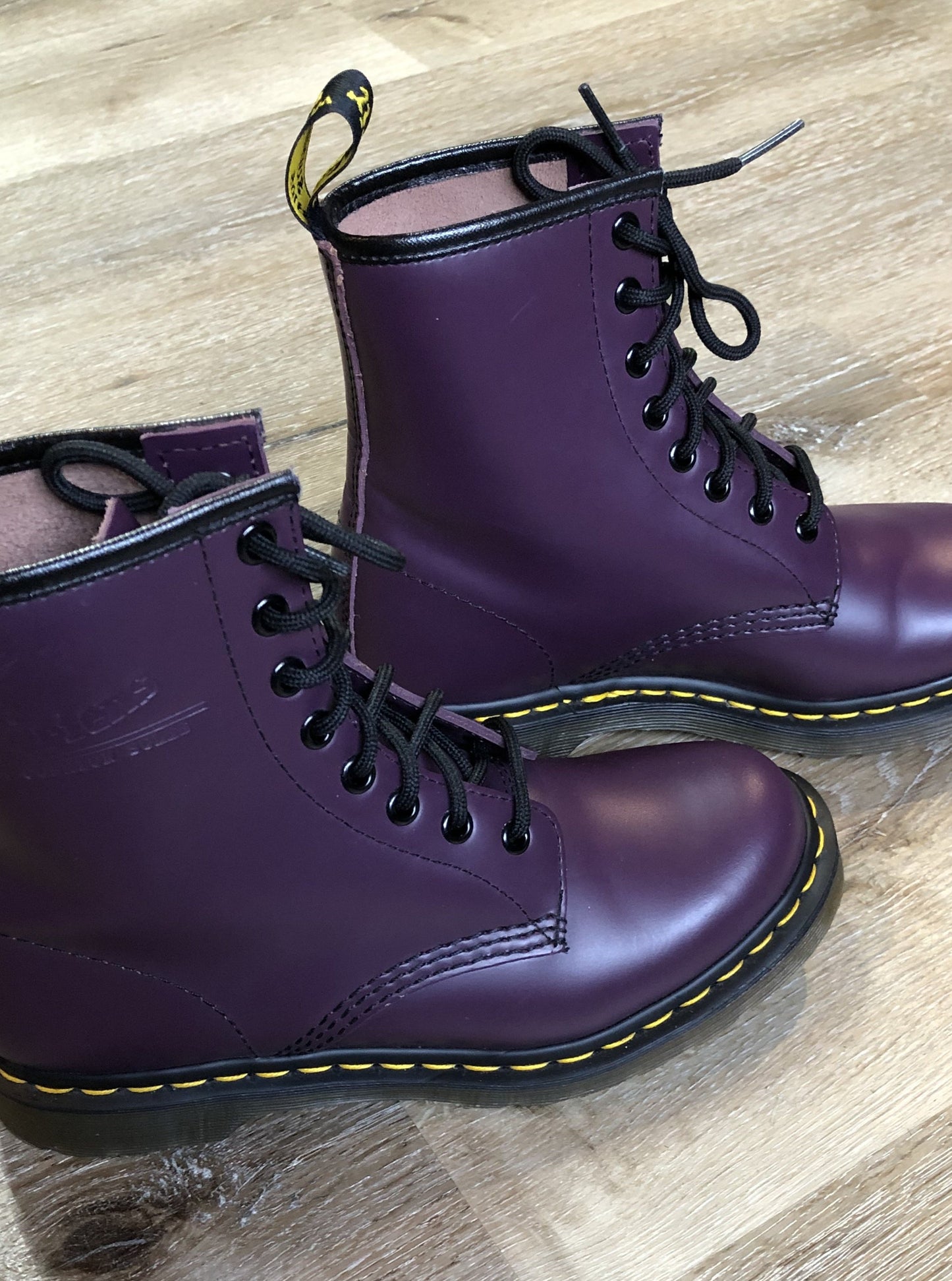 Kingspier Vintage - Doc Martens 1460 Original 8 eyelet boot in purple with smoother leather upper and iconic airwair sole.


Size 6 womens

*Boots are in excellent condition, NWOT.