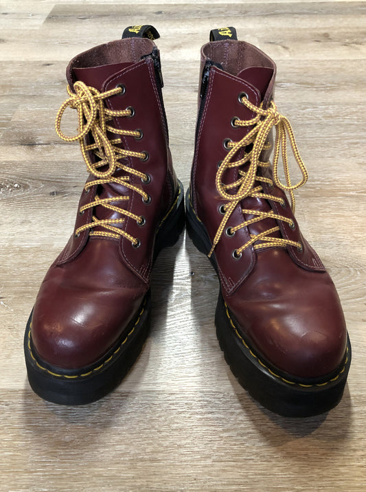 Kingspier Vintage - Doc Martens Jadon 8 eyelet boot in oxblood red with smooth leather upper, side zipper and extra thick airwair sole.


Size 10 womens 

*Boots are in excellent condition with some minor wear in the heels.