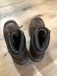 Kingspier Vintage - Doc Martens brown 3 eyelet hiker boot with cushioned collar and air cushioned sole. Made in England.

Size 9 womens

*Boots are in good condition with some wear in leather upper.
