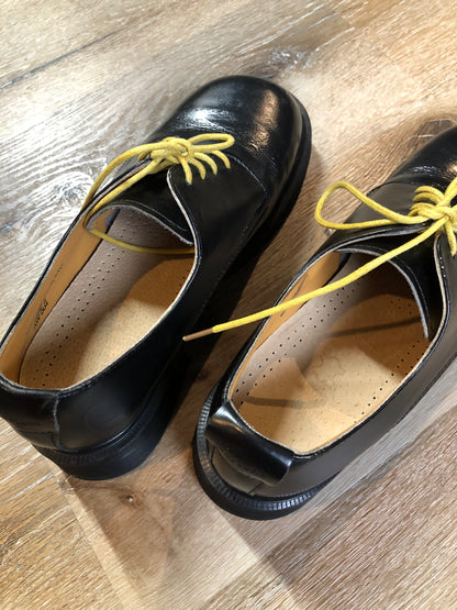 Kingspier Vintage - Doc Martens 8461 black smooth leather 4 eyelet Gibson Shoe with chunky high heel. Made in England.



Size 10 US womens.

*Shoes are in great condition.