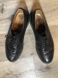 Kingspier Vintage - Doc Martens 5 eyelet blacksmooth leather classic brogue shoe.

Size 10 mens

*Shoes are in great condition with some wear in the leather upper.
