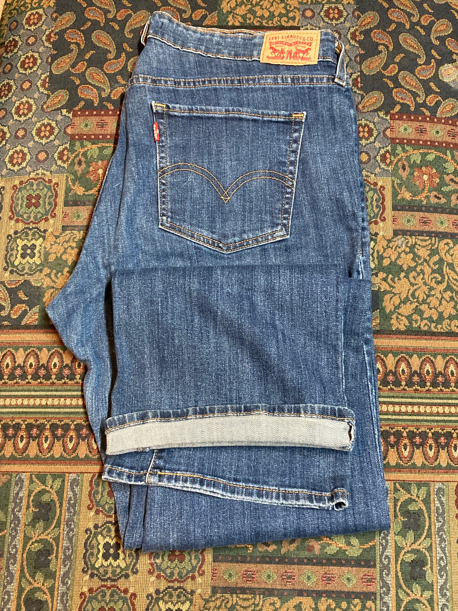 Levis 415 2024