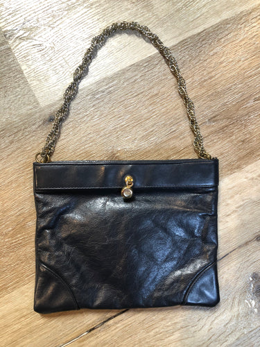 Kingspier Vintage - Ande navy leather handbag with chain strap

Length - 8.5”
Width - .5”
Height - 7”
Strap - 16.5”

This purse is in great condition.