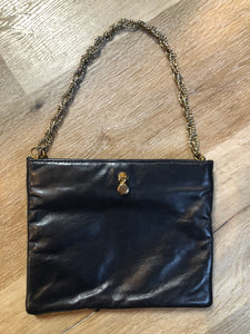 Kingspier Vintage - Ande navy leather handbag with chain strap

Length - 8.5”
Width - .5”
Height - 7”
Strap - 16.5”

This purse is in great condition.
