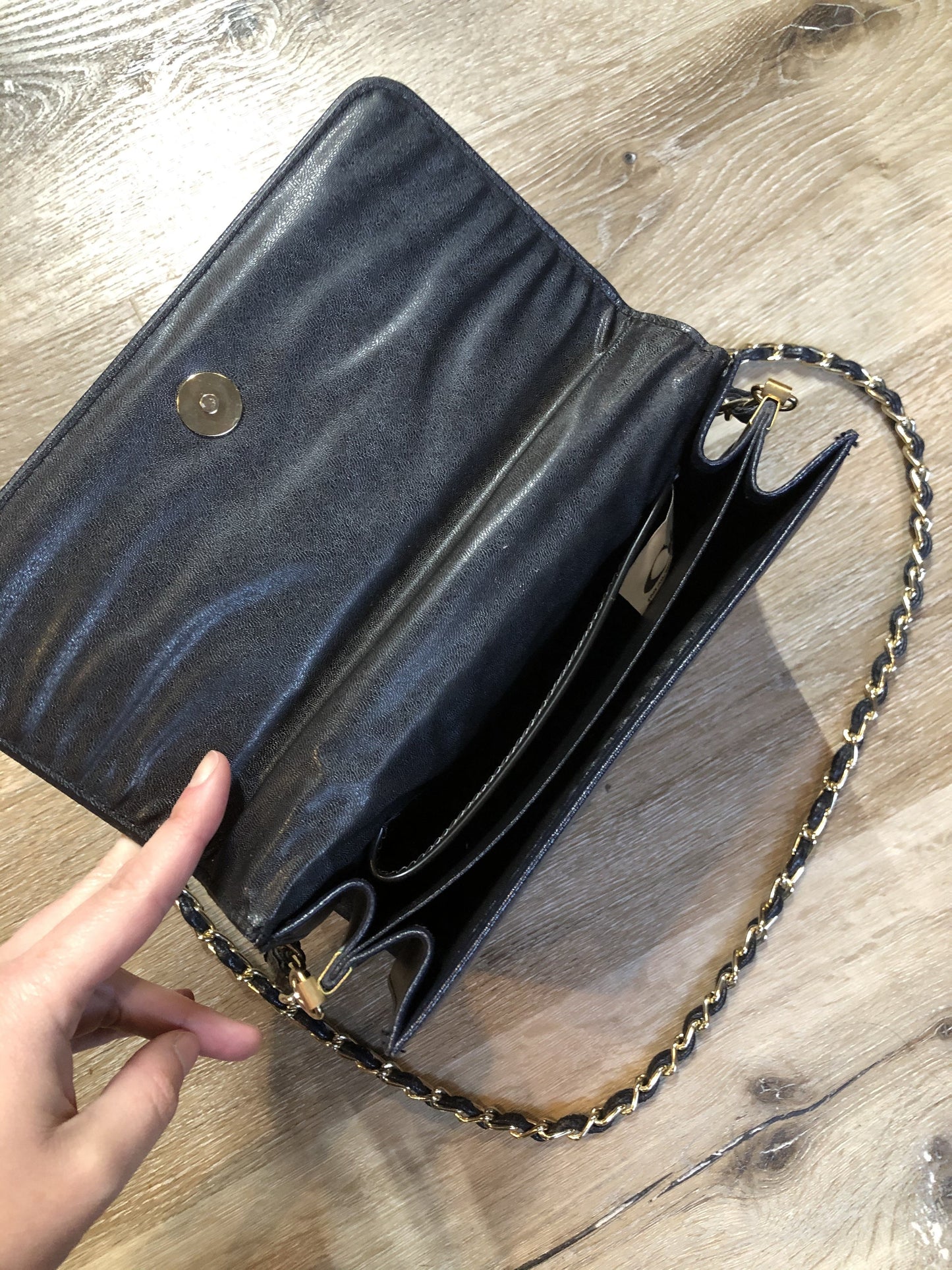 Kingspier Vintage - Carelli navy crossbody bag with snap closure, chain strap and two compartments inside. Made in Canada.
