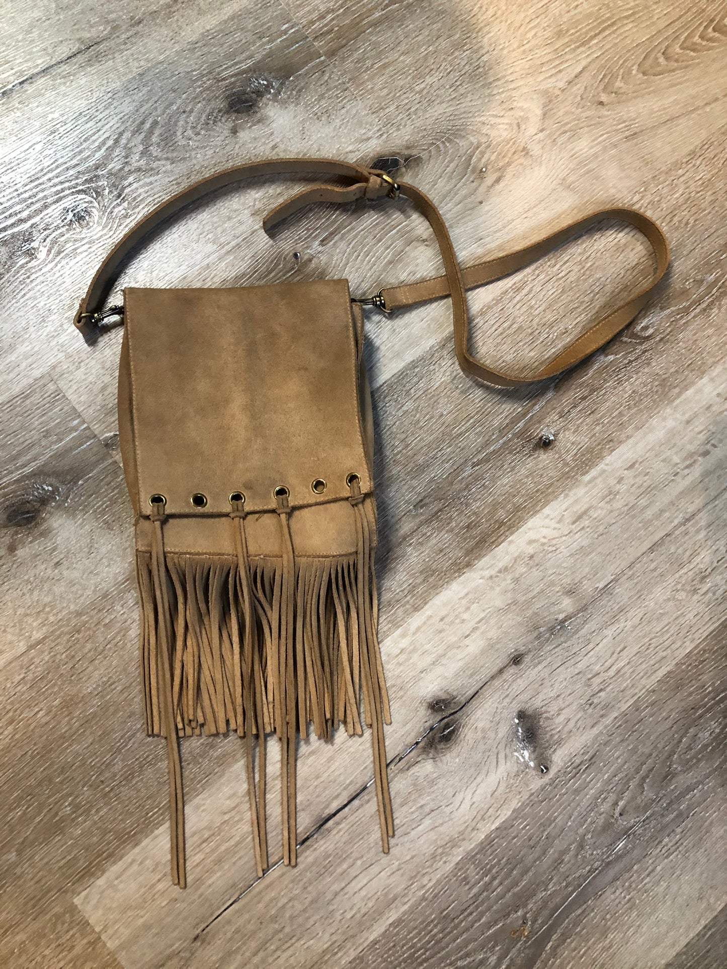 Kingspier Vintage - Suede crossbody bag with fringe, adjustable strap and snap closure.
