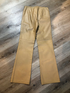 Kingspier Vintage - Cami International beige bootcut leather pants with poly blend lining. Size women’s 6T.

waist -31”
Outseam - 44”
Inseam - 35”
Rise - 9”

Pants are in excellent condition with some minor wear.