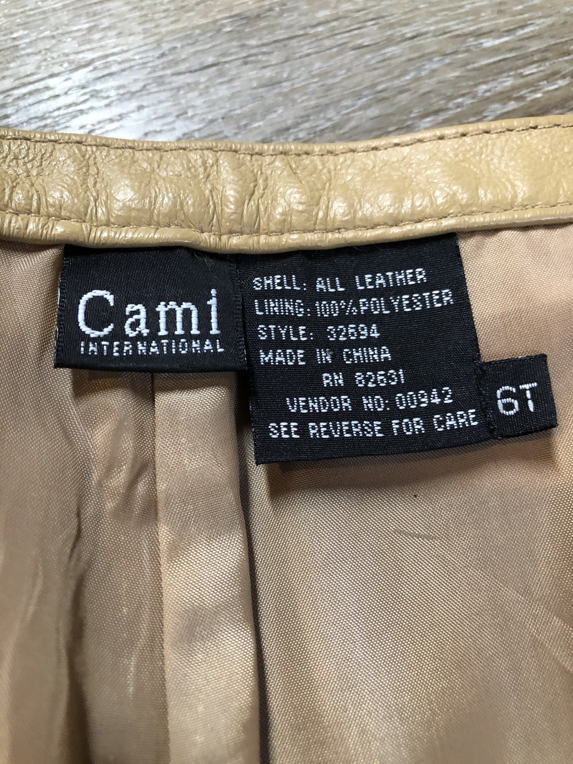 Kingspier Vintage - Cami International beige bootcut leather pants with poly blend lining. Size women’s 6T.

waist -31”
Outseam - 44”
Inseam - 35”
Rise - 9”

Pants are in excellent condition with some minor wear.