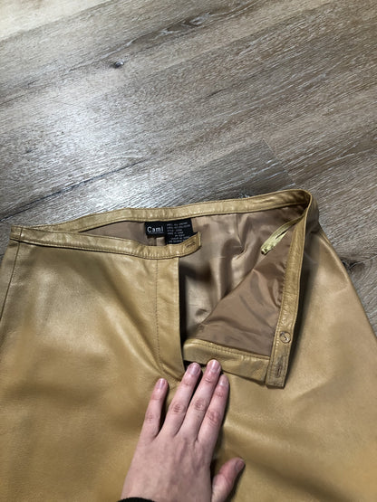 Kingspier Vintage - Cami International beige bootcut leather pants with poly blend lining. Size women’s 6T.

waist -31”
Outseam - 44”
Inseam - 35”
Rise - 9”

Pants are in excellent condition with some minor wear.