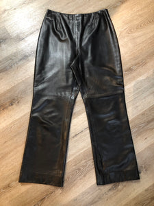 Kingspier Vintage - Jax black straight leg leather pants with poly blend lining and side zipper. 

waist - 31”
Outseam - 40”
Inseam - 29”

Pants are in excellent condition with a few minor imperfections.