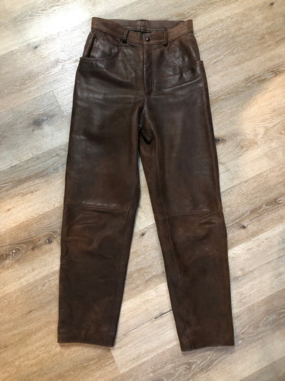 Kingspier Vintage - Brown high rise tapered leg leather pants with front and back pockets.

waist - 30”
Outseam - 42”
Inseam - 29”
Rise - 13”

Pants are in excellent condition with some minor wear and one front belt loop needs to be reattached.