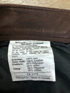 Kingspier Vintage - Brown high rise tapered leg leather pants with front and back pockets.

waist - 30”
Outseam - 42”
Inseam - 29”
Rise - 13”

Pants are in excellent condition with some minor wear and one front belt loop needs to be reattached.