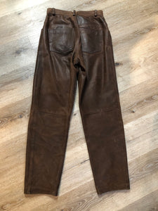 Kingspier Vintage - Brown high rise tapered leg leather pants with front and back pockets.

waist - 30”
Outseam - 42”
Inseam - 29”
Rise - 13”

Pants are in excellent condition with some minor wear and one front belt loop needs to be reattached.