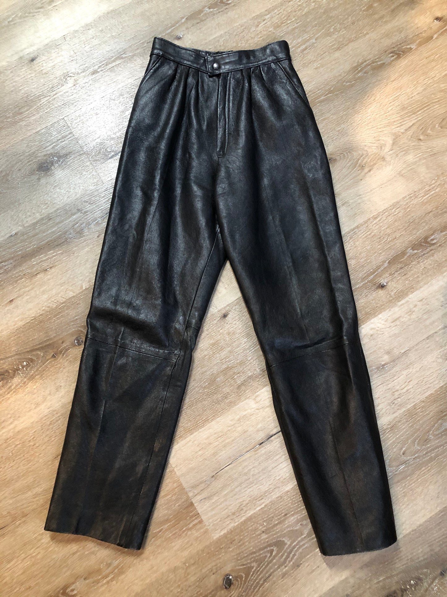 Kingspier Vintage - Black leather highrise pleated pants with tapered leg and front pockets